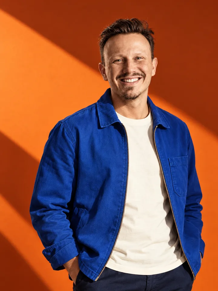 AI-campagnebeeld van Koen in een blauwe jas tegen een oranje achtergrond