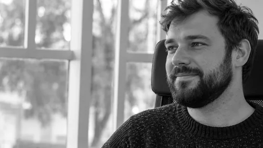 Fictief AI-portret ter bescherming van Tims privacy